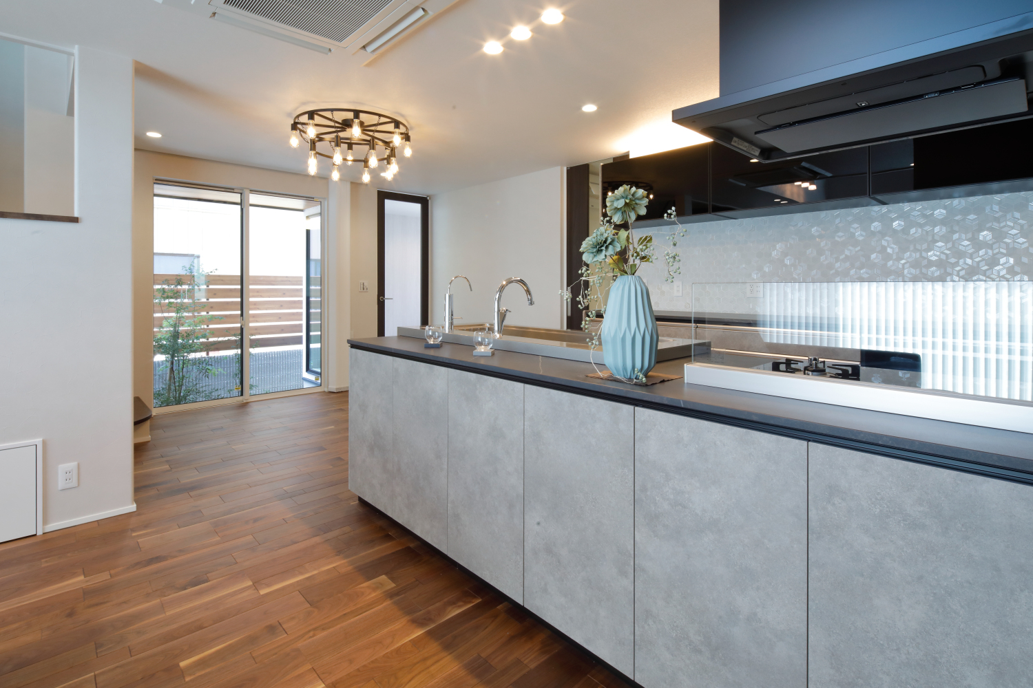 照明が美しいキッチンダイニング