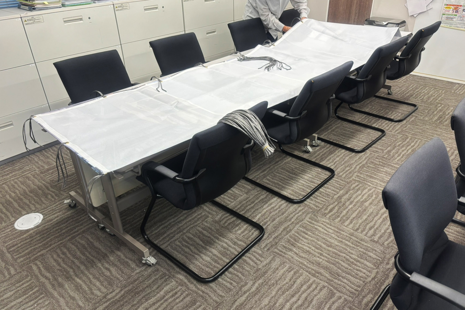 現場シートの取り付け準備をしている様子