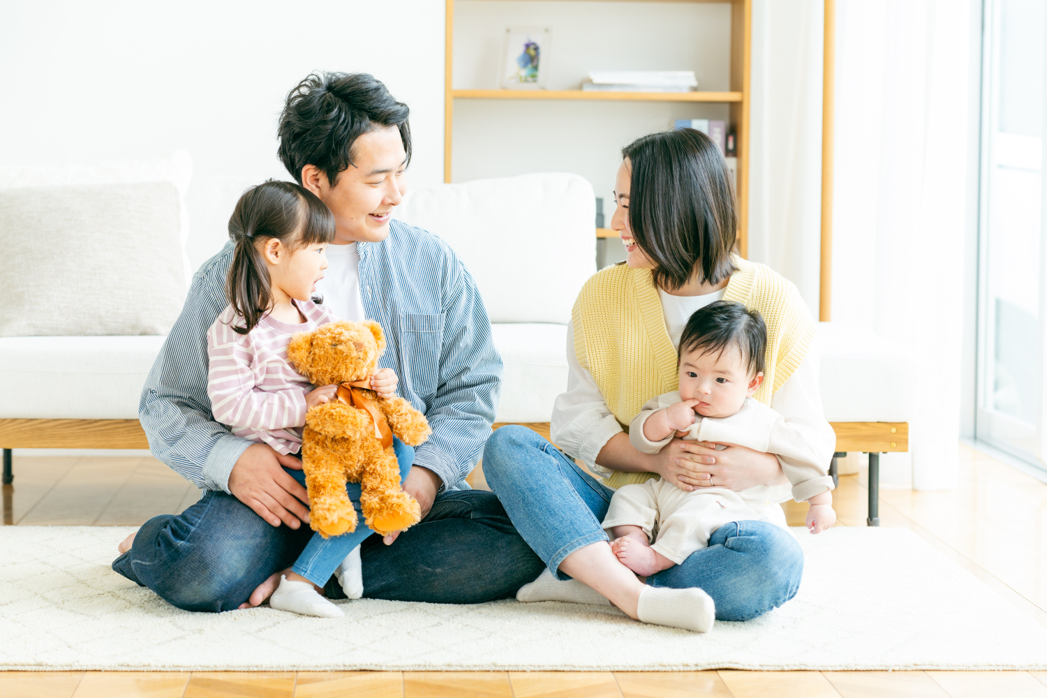 高断熱住宅で快適に暮らす家族の様子