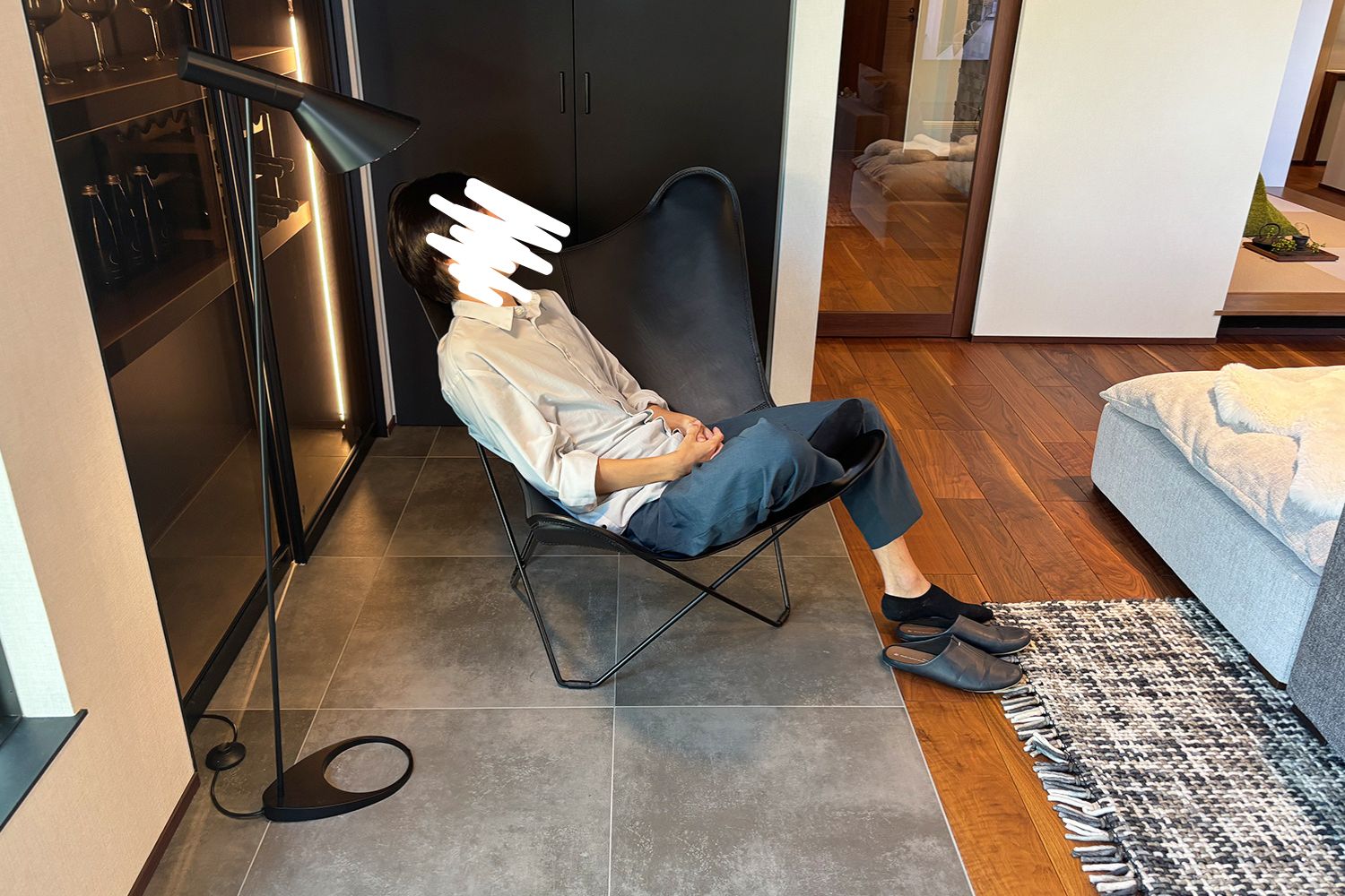 男性がチェアにもたれかかって座っている