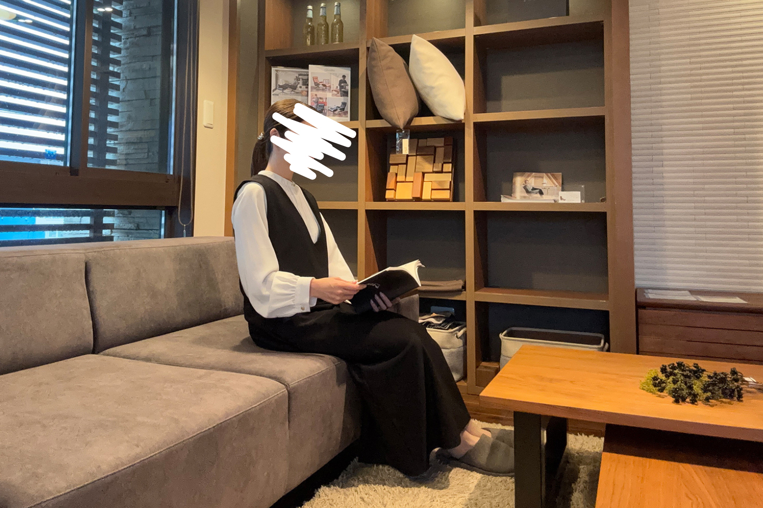 ソファに女性が座っている