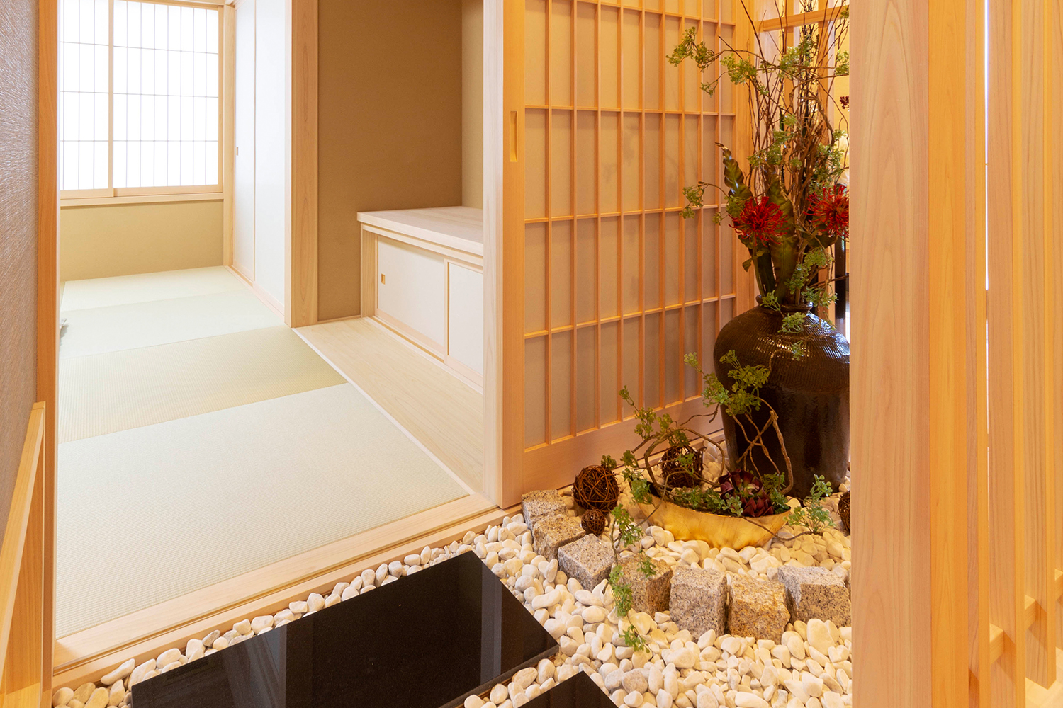 木格子や土壁など、素材の質感が美しい和モダンの内装