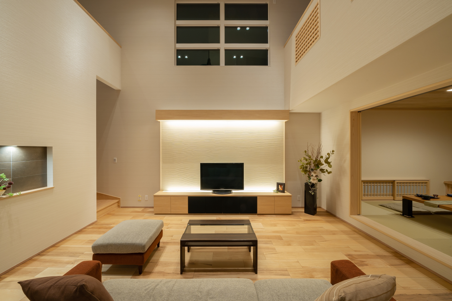 ソファで寛ぐ和モダンのリビング。洗練されたインテリアと和の調和