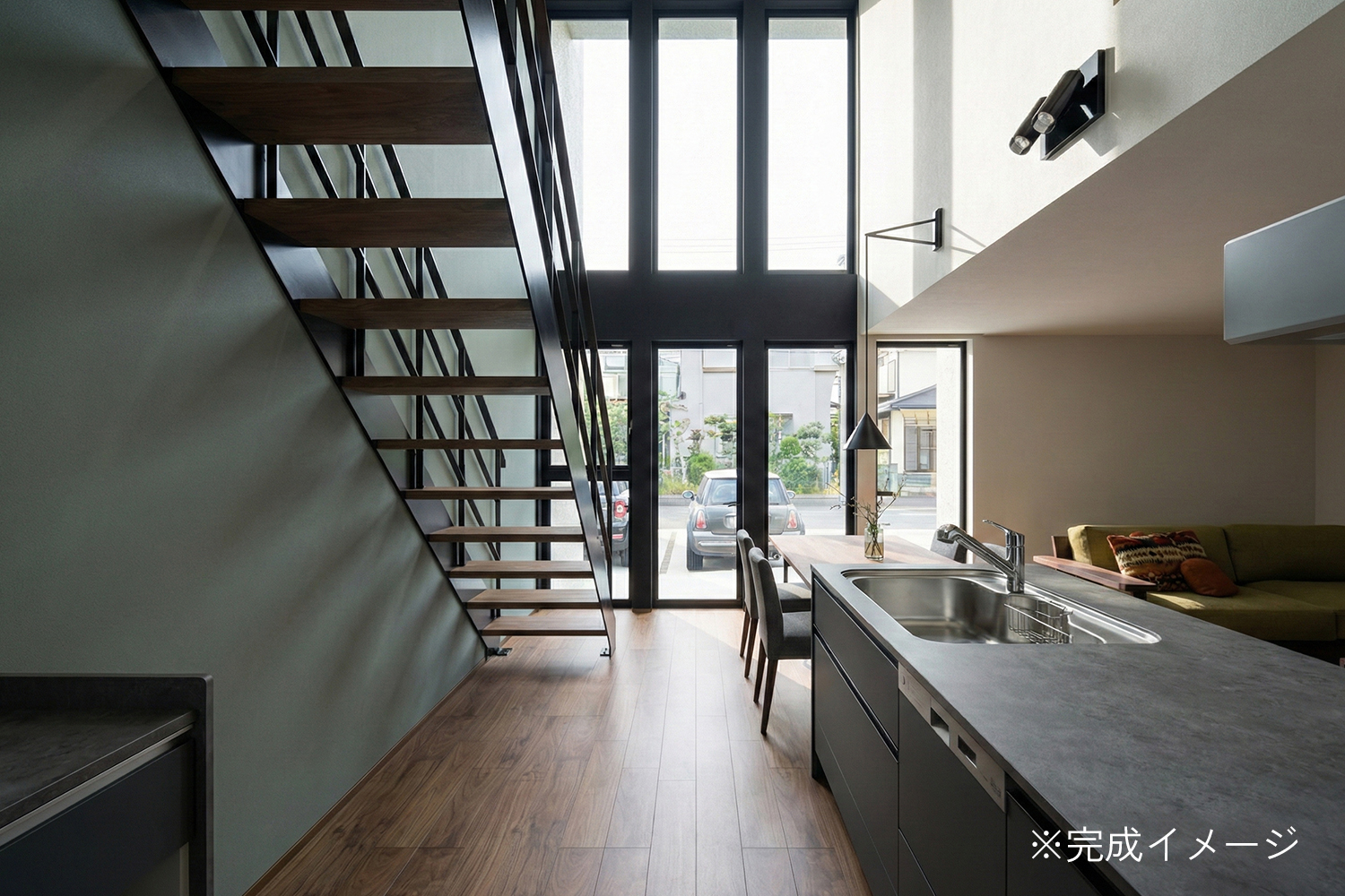 大開口の吹抜けと天井まで続く造作の連段窓