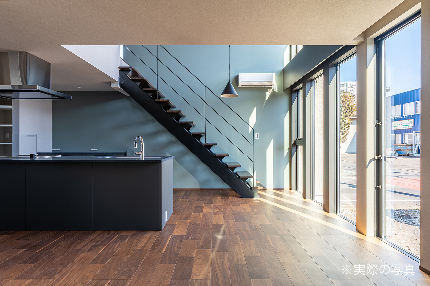 シックな上質インテリアと木製のスケルトン階段