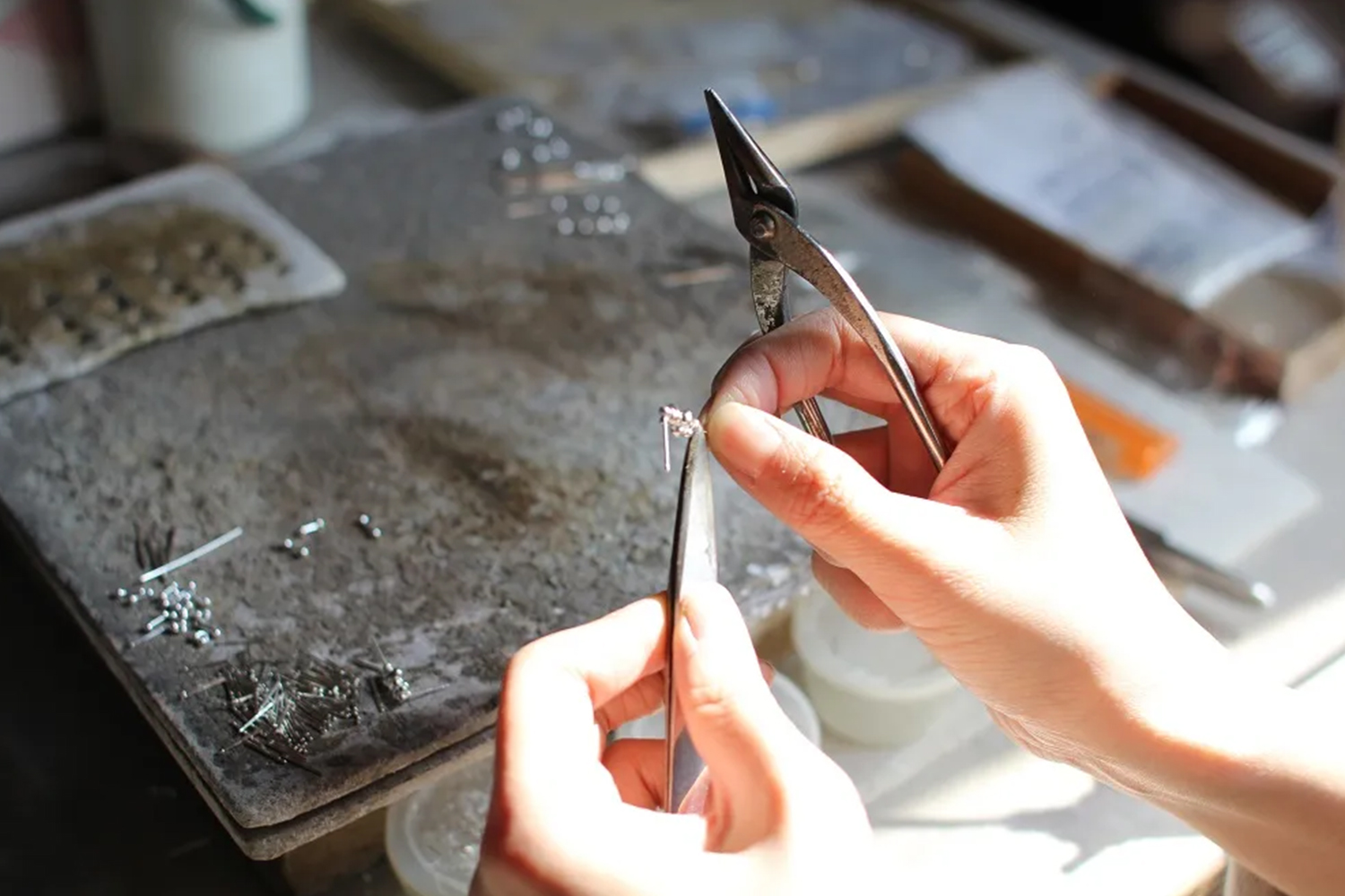 手作業でアクセサリーを制作