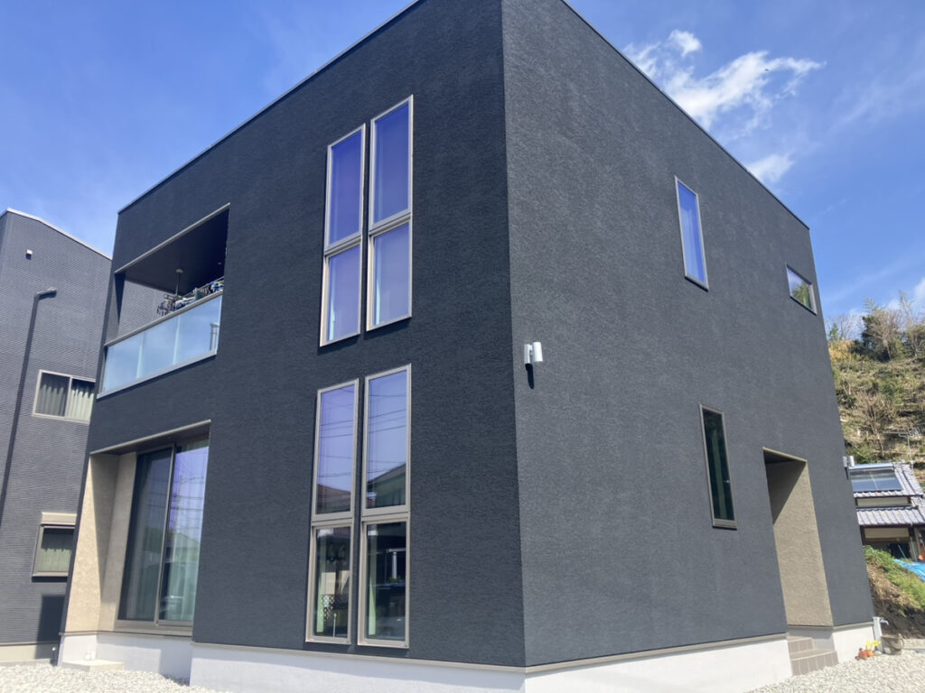 黒い外壁の家