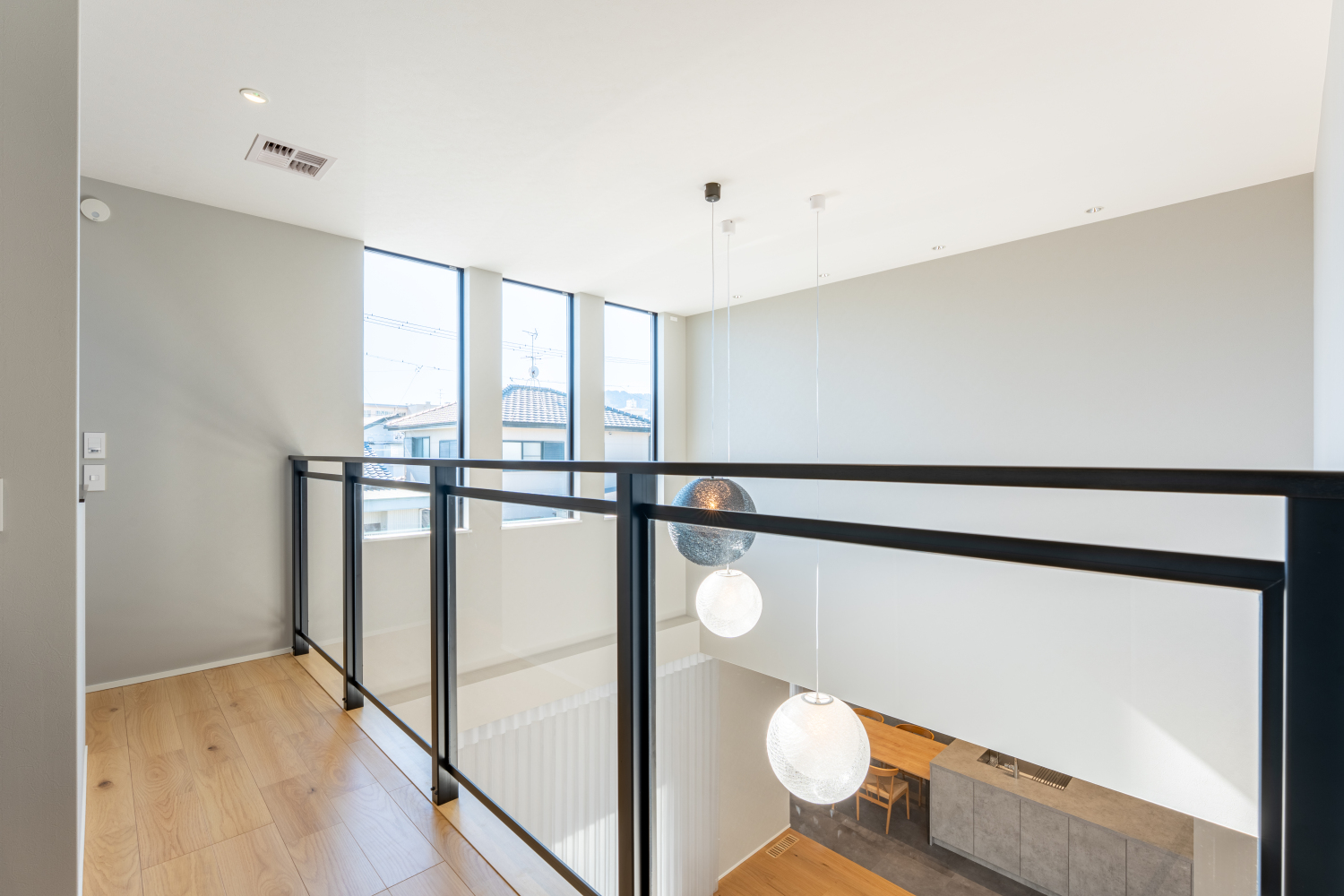 光が差し込む2Fホール