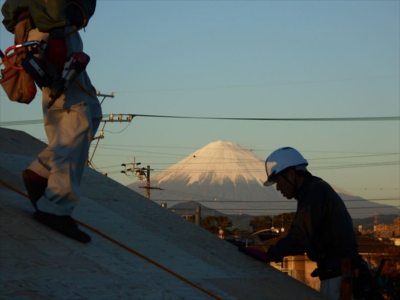 屋根工事と富士山