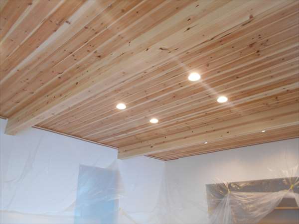 天井の杉板にクリヤ 塗装 静岡市 注文住宅 マルモホーム