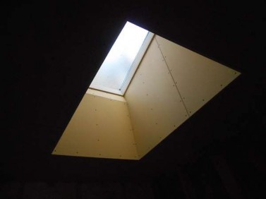 天井から採光